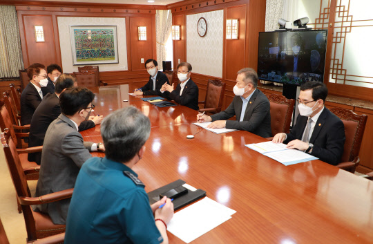 18일 정부서울청사에서 한덕수 국무총리 주재로 대우조선해양 하청업체 파업관련 관계장관회의가 열리고 있다. 행정안전부 제공